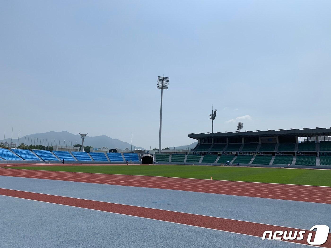 본문 이미지 - 8일 충북 충주종합운동장 트랙에서 육상 선수가 훈련하고 있다.2020.06.08/ⓒ 뉴스1