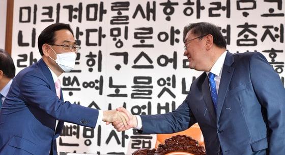 본문 이미지 - 지난 8일 김태년 더불어민주당 원내대표(오른쪽)와 주호영 미래통합당 원내대표가 국회 의장실에서 21대 국회 원구성 협상을 위한 회동에 참석, 회의 시작에 앞서 인사 나누고 있다. ⓒ News1 