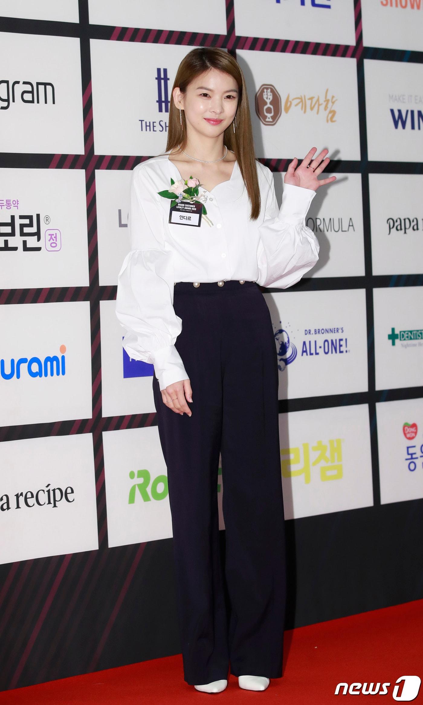 본문 이미지 - 신애련 전 안다른 대표가 8일 오후 서울 장충동 신라호텔에서 열린 &#39;2020 브랜드 고객충성도 대상&#39; 시상식에 참석해 포즈를 취하고 있다. 2020.6.8/뉴스1 ⓒ News1 권현진 기자