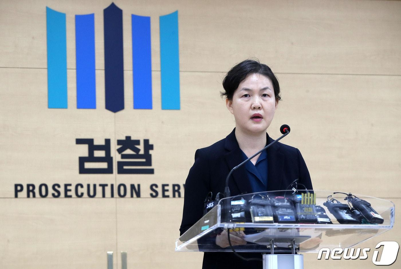 본문 이미지 - 서울남부지검 인권감독관 이영림 검사가 8일 오후 서울 양천구 서울남부지방검찰청에서 코스닥 상장사 신라젠 경영진 등의 비리 사건 중간수사결과 브리핑을 하고 있다. 검찰은 바이오 업체 신라젠 임원들의 '미공개정보 주식거래' 의혹을 10개월 간 수사해 왔다. 2020.6.8/뉴스1 ⓒ News1 이광호 기자