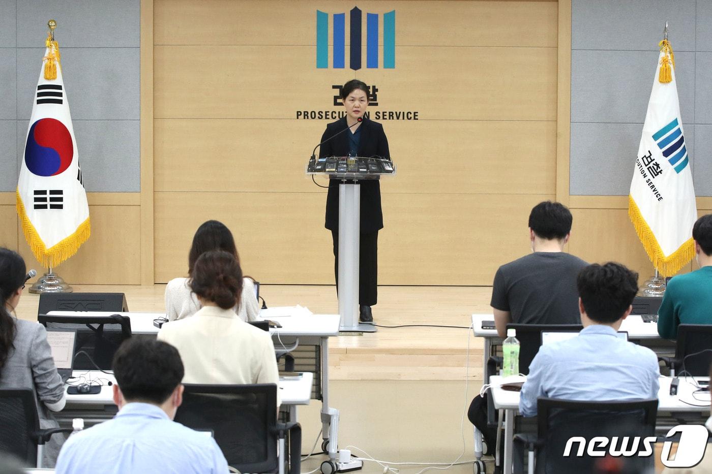 본문 이미지 - 서울남부지검 인권감독관 이영림 검사가 8일 오후 서울 양천구 서울남부지방검찰청에서 코스닥 상장사 신라젠 경영진 등의 비리 사건 중간수사결과 브리핑을 하고 있다. 검찰은 바이오 업체 신라젠 임원들의 '미공개정보 주식거래' 의혹을 10개월 간 수사해 왔다. 2020.6.8/뉴스1 ⓒ News1 이광호 기자