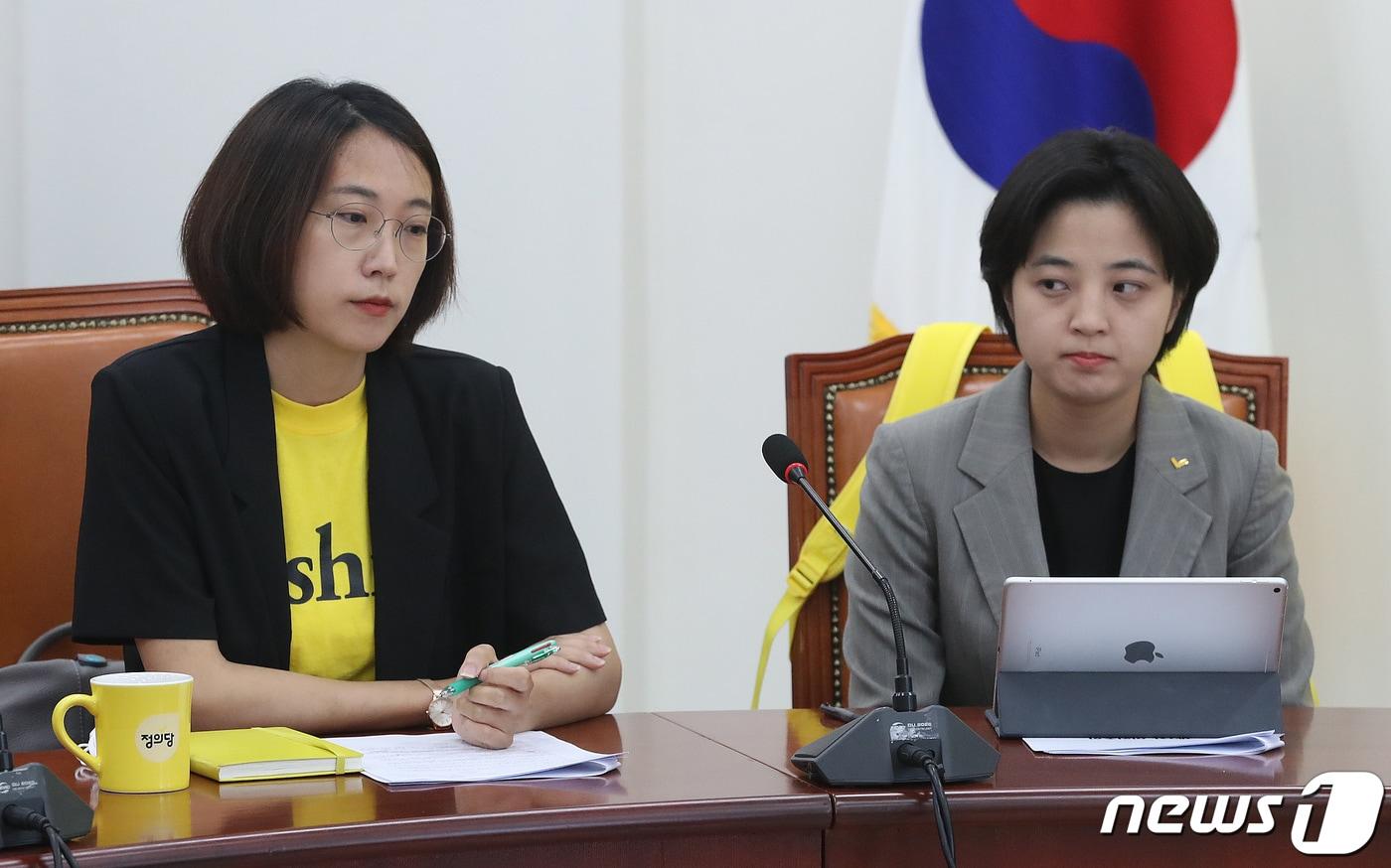 본문 이미지 - 류호정(오른쪽), 장혜영 의원이 9일 오전 서울 여의도 국회에서 열린 정의당 의원총회에 참석해 심상정 대표의 모두발언을 경청하고 있다. 2020.6.9/뉴스1 ⓒ News1 박세연 기자