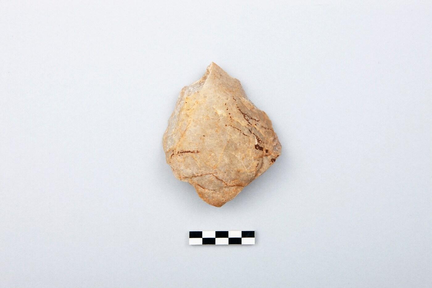 본문 이미지 - 비무장지대 실태조사단이 대성동 마을에서 수습한 뗀석기.(국립문화재연구소 제공)ⓒ 뉴스1