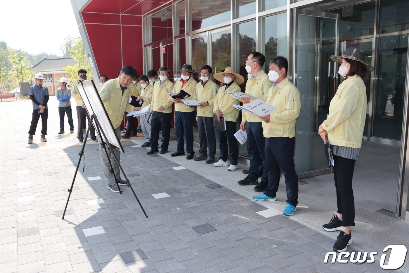 본문 이미지 - 9일 충북 영동군의회가 주요 사업장을 찾아 현장조사를 벌이고 있다. (영동군의회 제공)ⓒ 뉴스1