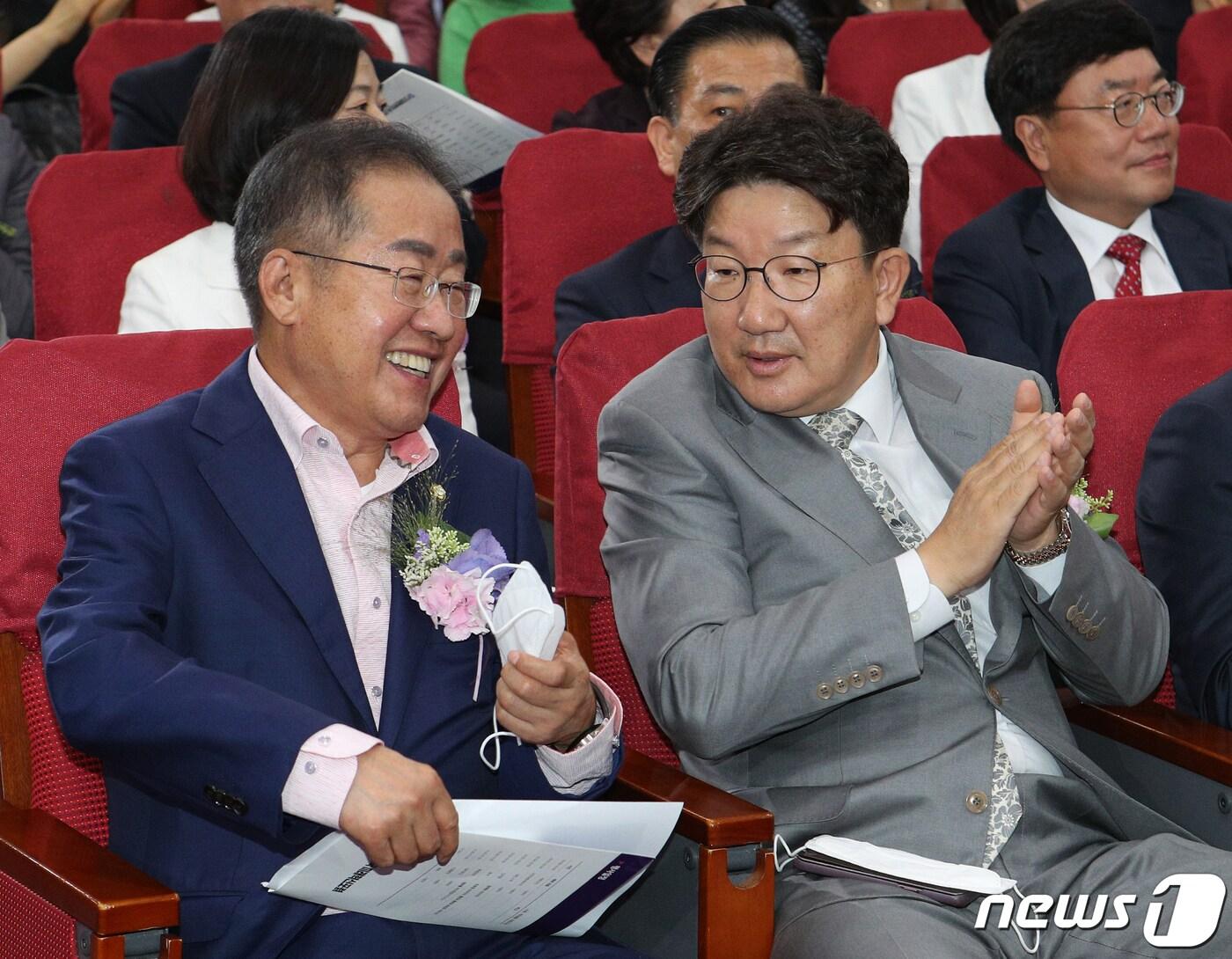 본문 이미지 - 홍준표·권성동(오른쪽) 무소속 의원이 9일 오전 서울 여의도 국회 의원회관에서 열린 대한민국 미래혁신포럼 21대 국회 개원기념 특별강연에서 대화하고 있다. 2020.6.9/뉴스1 ⓒ News1 신웅수 기자