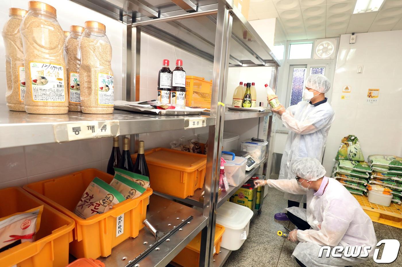 본문 이미지 - 학교 ㅜ이생상태 점검하는 교육청 직원들./뉴스1 