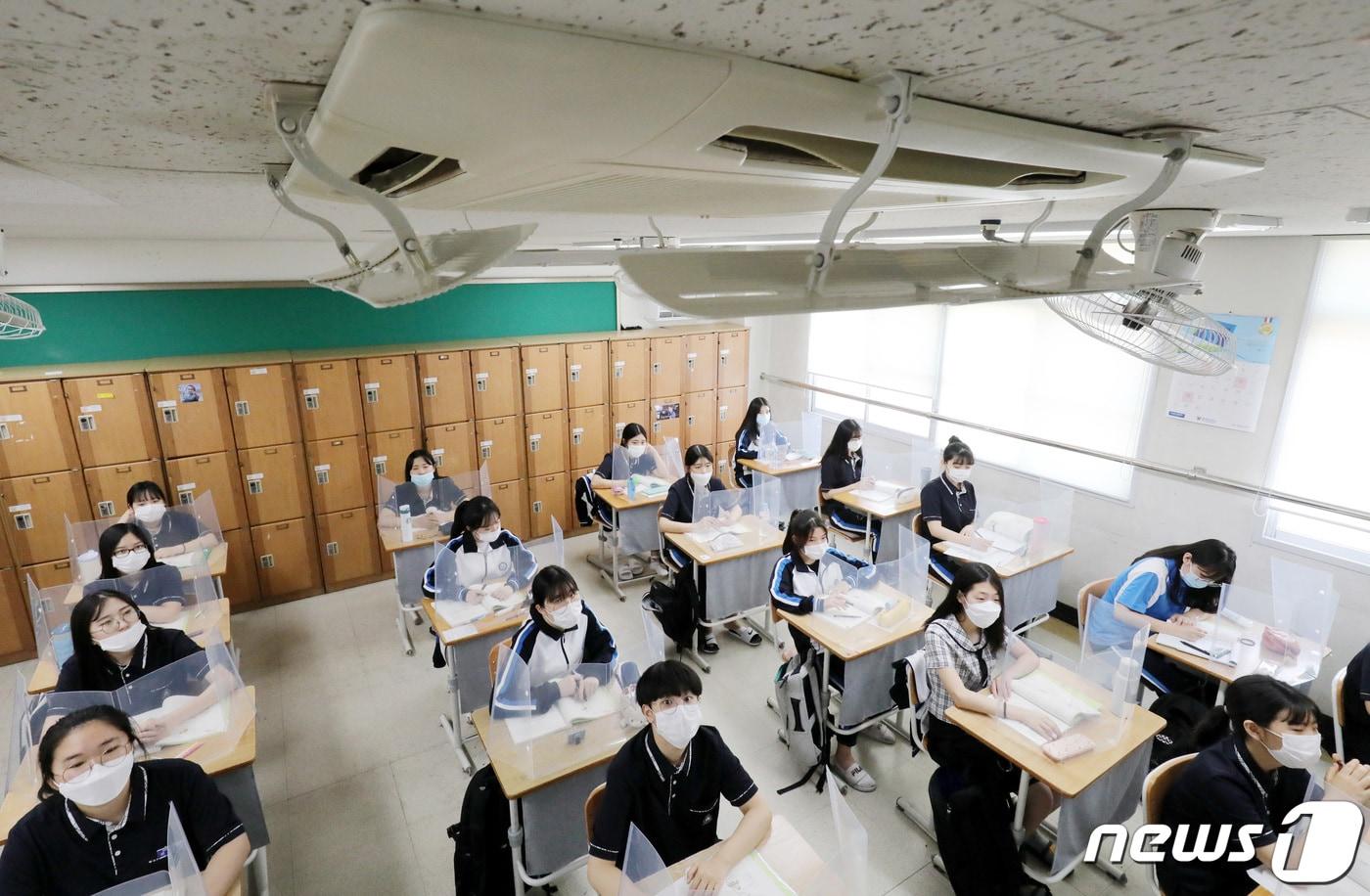 본문 이미지 - 9일 오후 대전 서구 괴정고등학교에서 1학년 학생들이 에어컨을 가동한 교실에서 마스크를 착용한 채 수업을 듣고 있다./뉴스1 ⓒ News1 김기태 기자