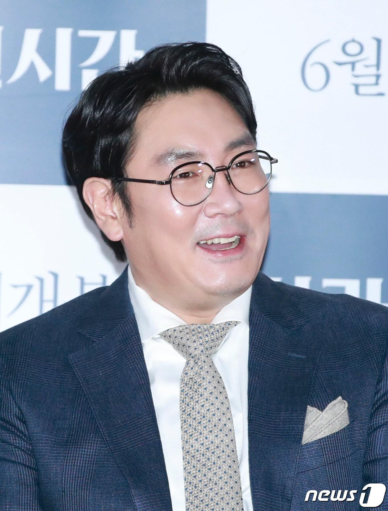 본문 이미지 - 배우 조진웅이 9일 오후 서울 광진구 롯데시네마 건대입구점에서 열린 영화 '사라진 시간'(감독정진영) 언론시사회에 참석해 미소를 짓고 있다. '사라진 시간'은 의문의 화재사건을 수사하던 형사 ‘형구’가 자신이 믿었던 모든 것이 사라지는 충격적인 상황과 마주하면서 자신의 삶을 찾아 나서는 이야기를 담은 작품이다. 2020.6.9/뉴스1 ⓒ News1 권현진 기자