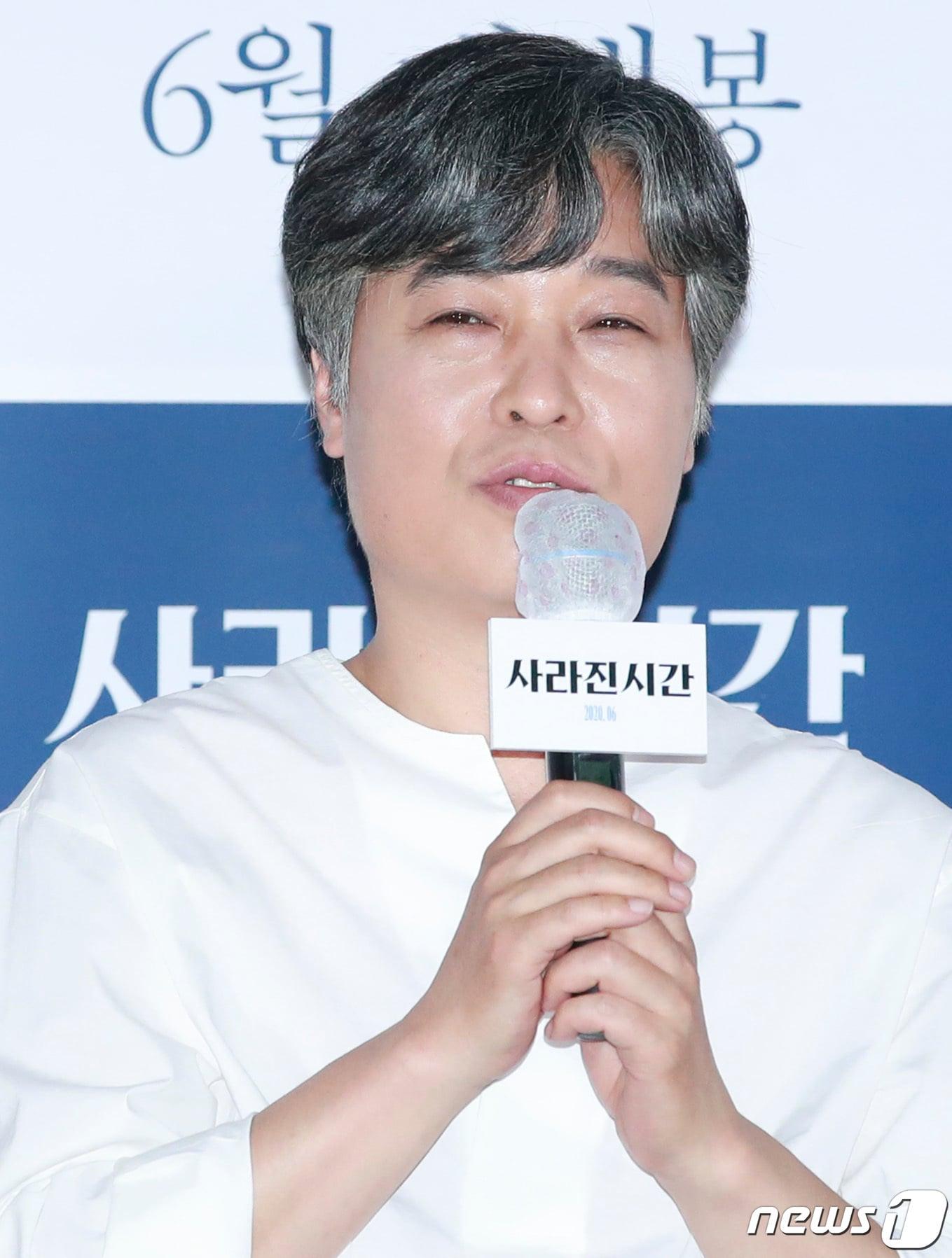 본문 이미지 - 배우 정해균이 9일 오후 서울 광진구 롯데시네마 건대입구점에서 열린 영화 '사라진 시간'(감독정진영) 언론시사회에 참석해 인사말을 하고 있다. '사라진 시간'은 의문의 화재사건을 수사하던 형사 ‘형구’가 자신이 믿었던 모든 것이 사라지는 충격적인 상황과 마주하면서 자신의 삶을 찾아 나서는 이야기를 담은 작품이다. 2020.6.9/뉴스1 ⓒ News1 권현진 기자