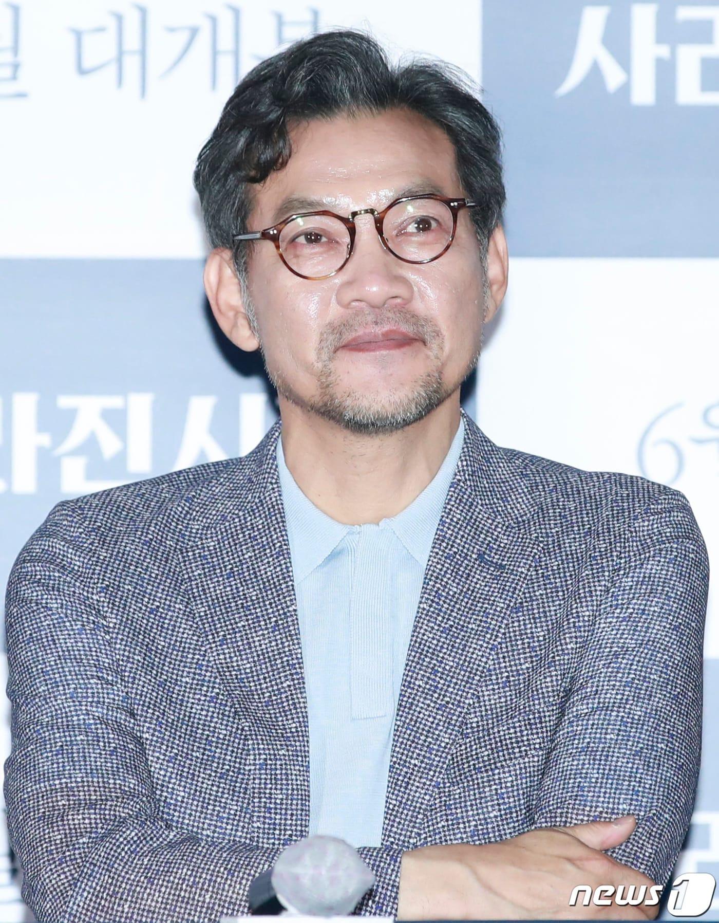 본문 이미지 - 배우 겸 감독 정진영이 9일 오후 서울 광진구 롯데시네마 건대입구점에서 열린 영화 '사라진 시간'(감독정진영) 언론시사회에 참석해 객석을 바라보고 있다. '사라진 시간'은 의문의 화재사건을 수사하던 형사 ‘형구’가 자신이 믿었던 모든 것이 사라지는 충격적인 상황과 마주하면서 자신의 삶을 찾아 나서는 이야기를 담은 작품이다. 2020.6.9/뉴스1 ⓒ News1 권현진 기자