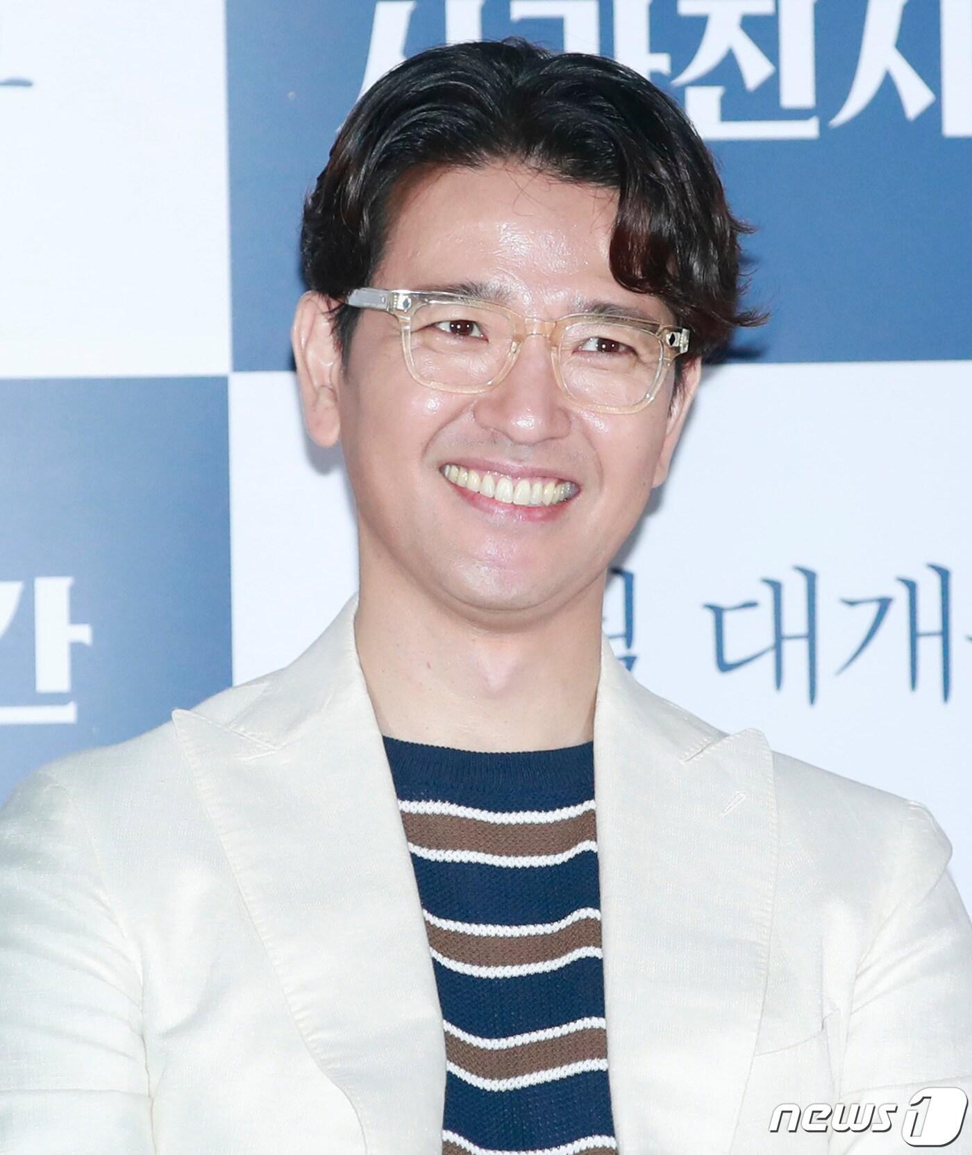 본문 이미지 - 배우 배수빈이 9일 오후 서울 광진구 롯데시네마 건대입구점에서 열린 영화 '사라진 시간'(감독정진영) 언론시사회에 참석해 미소를 짓고 있다. '사라진 시간'은 의문의 화재사건을 수사하던 형사 ‘형구’가 자신이 믿었던 모든 것이 사라지는 충격적인 상황과 마주하면서 자신의 삶을 찾아 나서는 이야기를 담은 작품이다. 2020.6.9/뉴스1 ⓒ News1 권현진 기자