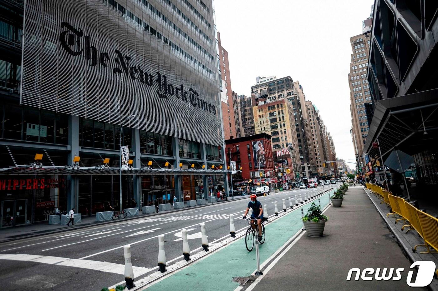 지난달 30일(현지시간) 미 일간 뉴욕타임스 본사 건물 전경. ⓒ AFP=뉴스1