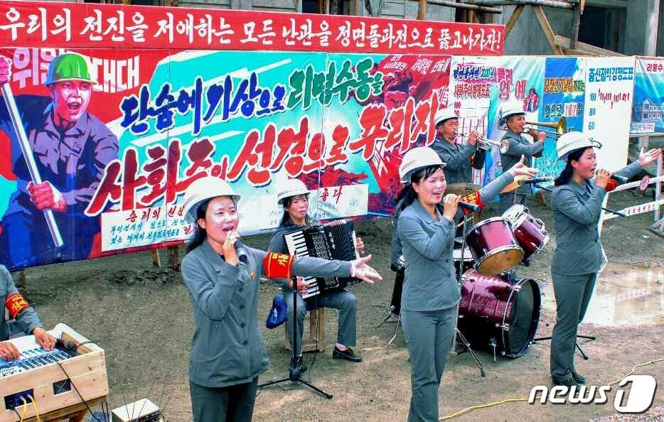 본문 이미지 - (평양 노동신문=뉴스1) = 북한 노동당 기관지 노동신문은 1일 618 건설여단 자강도연대의 기동예술선동대가 각지에서 진행해 온 '화선식 경제선동' 사업을 조명했다. [국내에서만 사용가능. 재배포 금지. DB 금지. For Use Only in the Republic of Korea. Redistribution Prohibited] rodongphoto@news1.kr