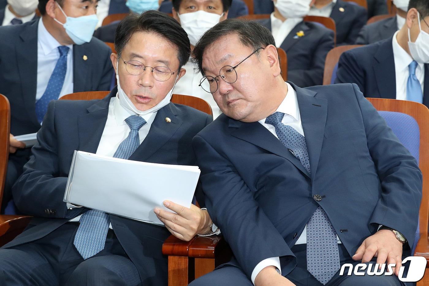 2020년 7월 1일 당시 김태년 더불어민주당 원내대표&#40;오른쪽&#41;와 조정식 정책위의장 서울 여의도 국회에서 열린 정책 의원총회에서 대화를 나누고 있다. 2020.7.1/뉴스1 ⓒ News1 박세연 기자