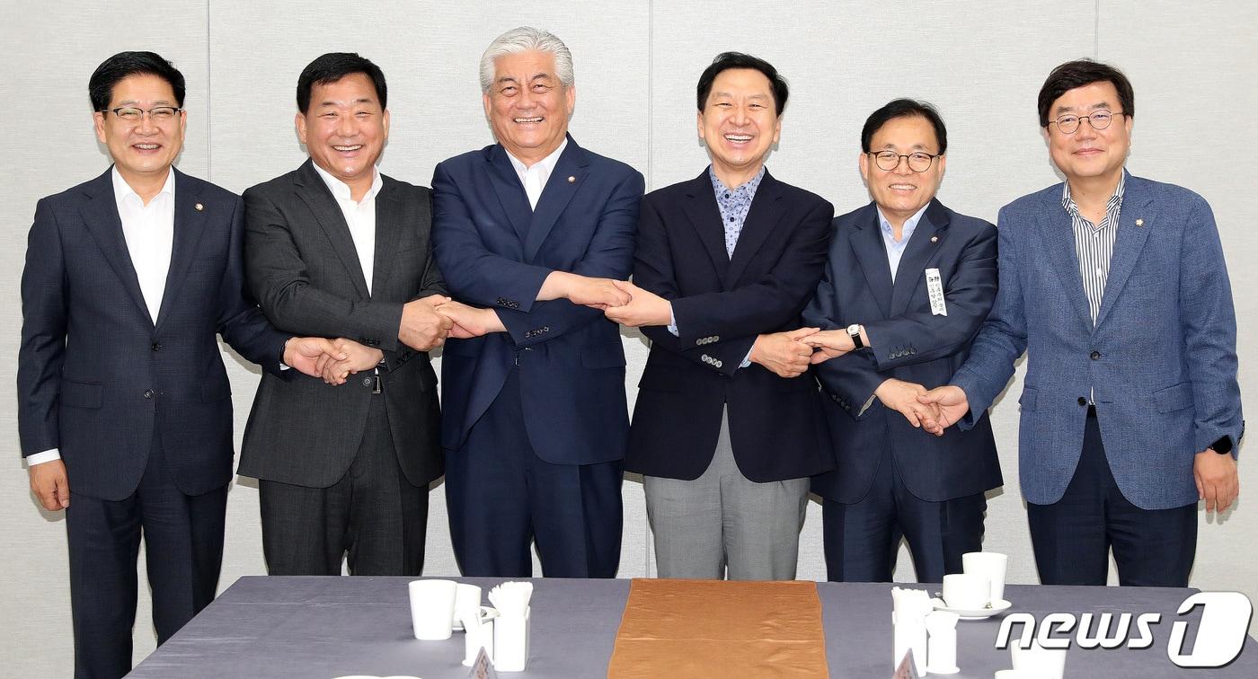 권명호(왼쪽부터),박성민, 이상헌, 김기현, 이채익, 서범수 의원. 2020.7.1/뉴스1 ⓒ News1 
