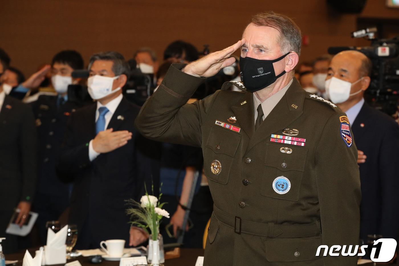 로버트 에이브럼스 한미연합사령관이 1일 서울 용산구 국방컨벤션에서 열린 제6회 한미동맹포럼에서 참석자들과 국기에 대한 경례를 하고 있다. 2020.7.1/뉴스1 ⓒ News1 이광호 기자