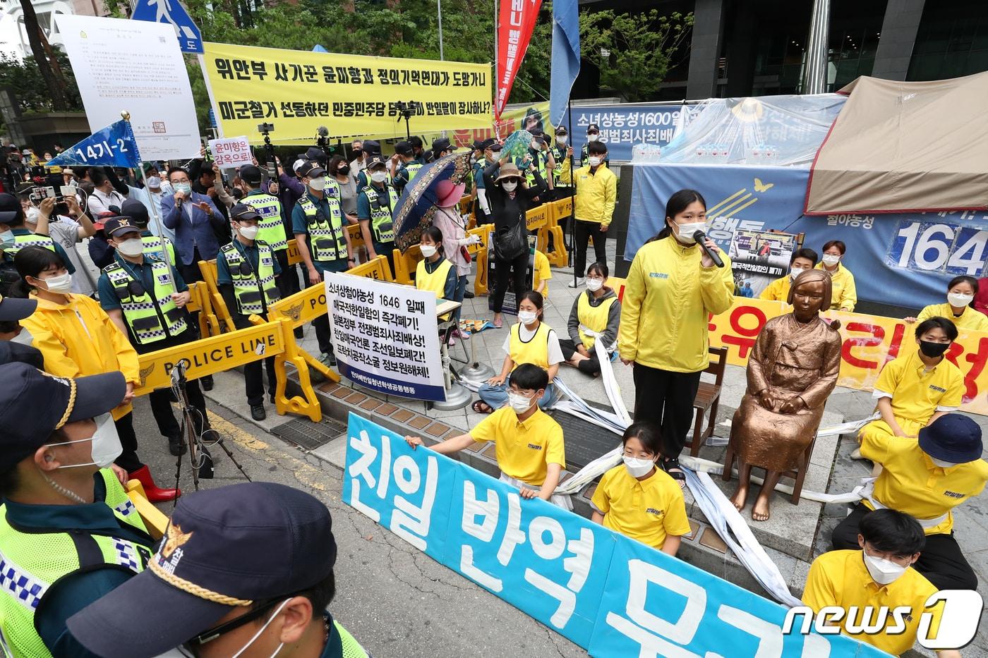 본문 이미지 - 제1446차 수요시위가 예고된 1일 오후 서울 종로구 옛 일본대사관 앞에 설치된 평화의 소녀상 주변에서 반아베반일청년공동행동 소속 학생들이 이웃해 집회를 열고 있는 자유연대 관계자들을 규탄하고 있다. 2020.7.1/뉴스1 ⓒ News1 민경석 기자