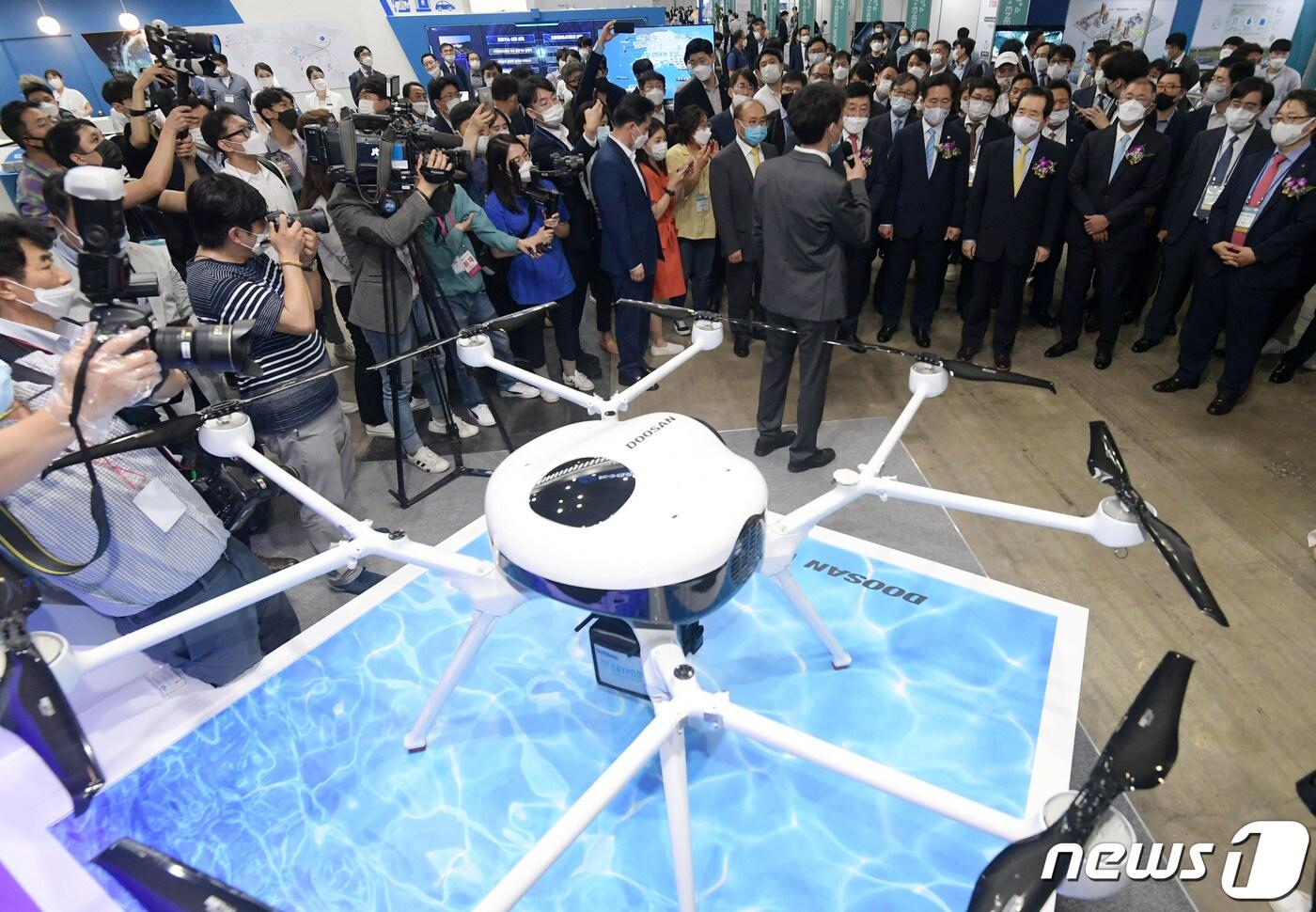 정세균 국무총리가 1일 경기도 고양시 킨텍스에서 열린 '수소모빌리티+쇼'에서 두산모빌리티이노베이션의 수소 연료전지 드론을 살펴보고 있다. 2020.7.1/뉴스1 ⓒ News1 유승관 기자