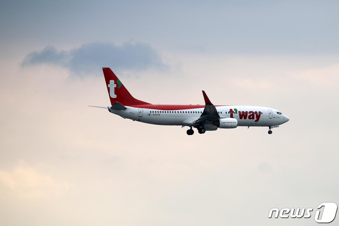 본문 이미지 - 대구·경북 통합신공항 이전사업이 후보지 지자체의 갈등으로 좌초될 위기를 맞은 가운데 1일 오후 티웨이항공 여객기가 대구공항을 향해 비행하고 있다.  2020.7.1/뉴스1 ⓒ News1 공정식 기자
