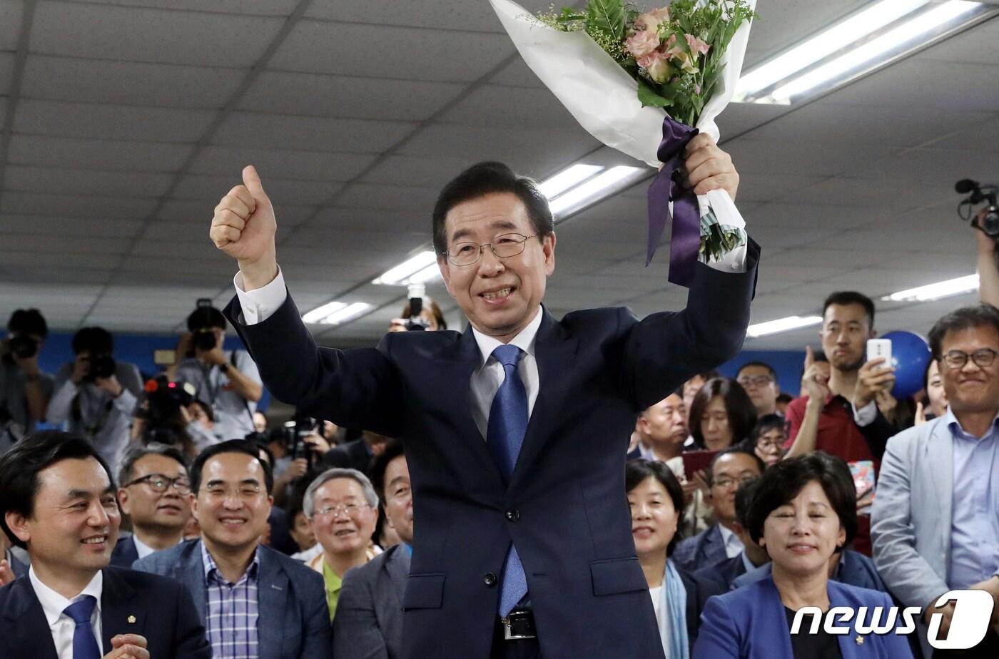본문 이미지 - 10일 새벽 박원순 서울시장이 서울 종로구 삼청동 숙정문 인근에서 숨진 채로 발견됐다. 박 시장은 가족의 실종 신고 후 7시간 여에 걸친 수색 끝에 삼청각 인근 산 속에서 싸늘한 주검으로 발견됐다. 고인의 빈소는 서울대병원에 마련될 예정이다. (뉴스1 DB) 2020.7.10/뉴스1