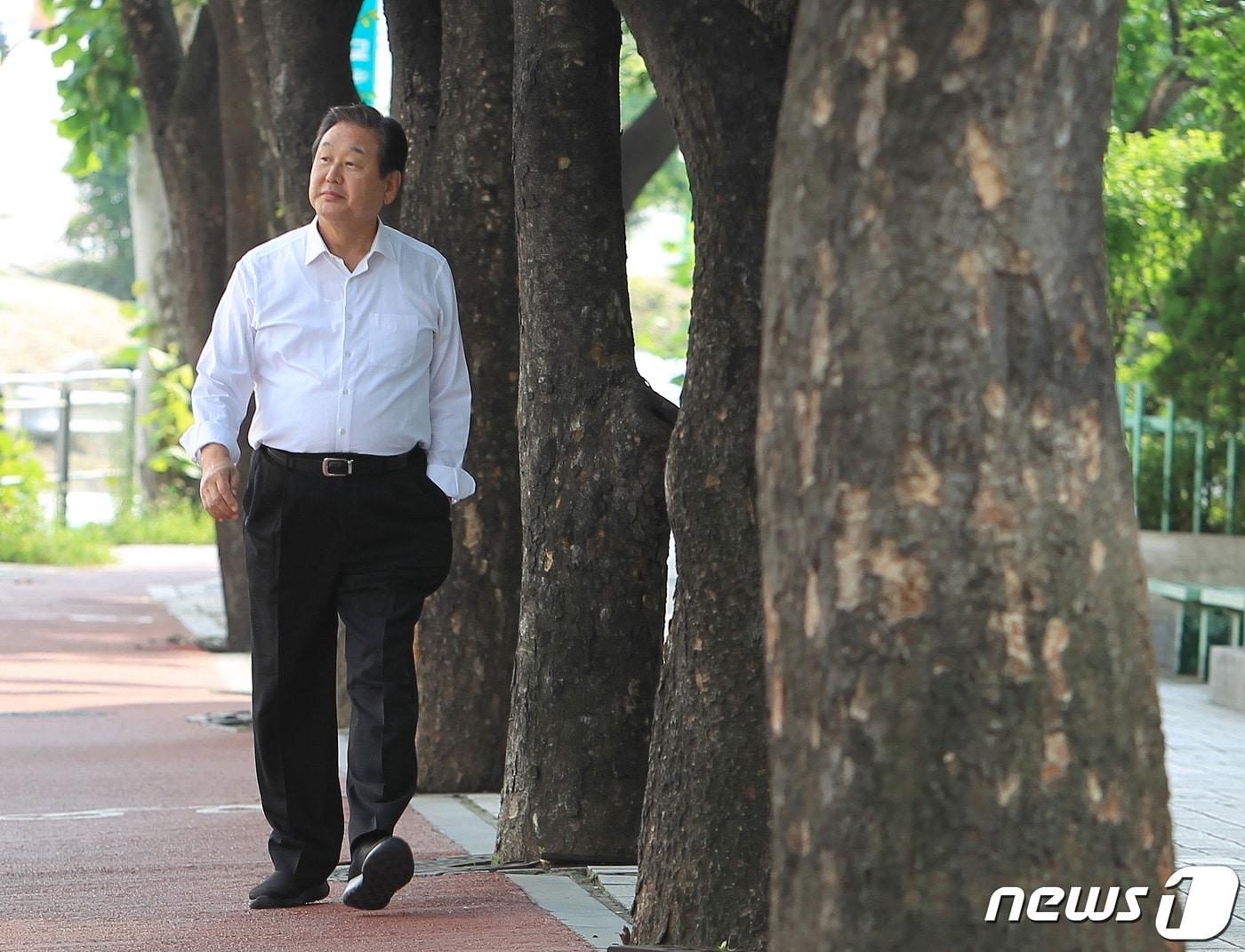 본문 이미지 - 김무성 전 미래통합당 의원이 8일 오후 뉴스1과 인터뷰 후 마포 사무실 주변을 걷고 있다. 2020.7.8/뉴스1 ⓒ News1 