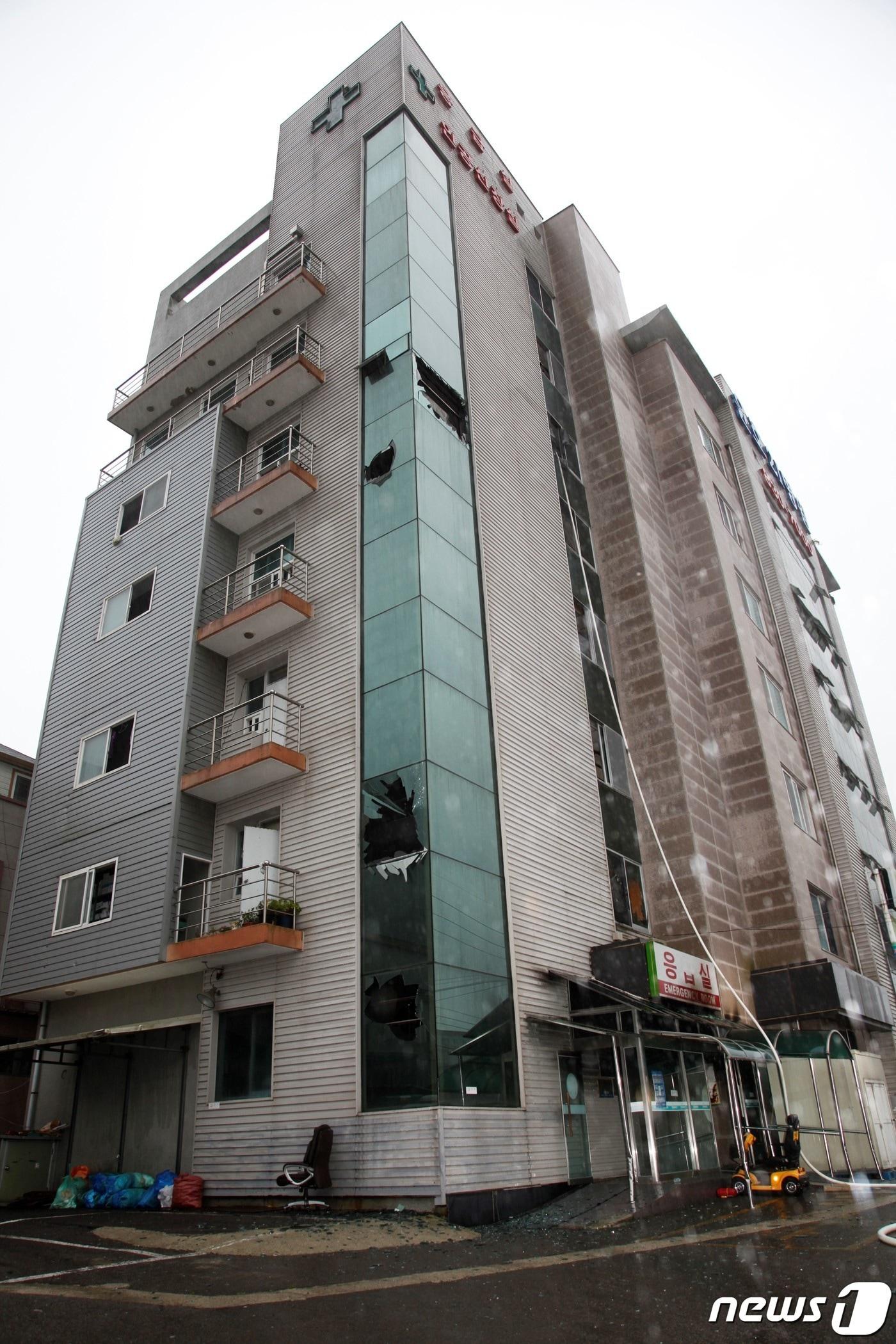 본문 이미지 - 10일 오전 3시42분쯤 전남 고흥군 고흥읍에 위치한 종합병원에서 화재가 발생, 입원환자인 70대 여성 2명이 숨지고 28명이 부상을 입었다.2020.7.10/뉴스1 ⓒ News1 지정운 기자