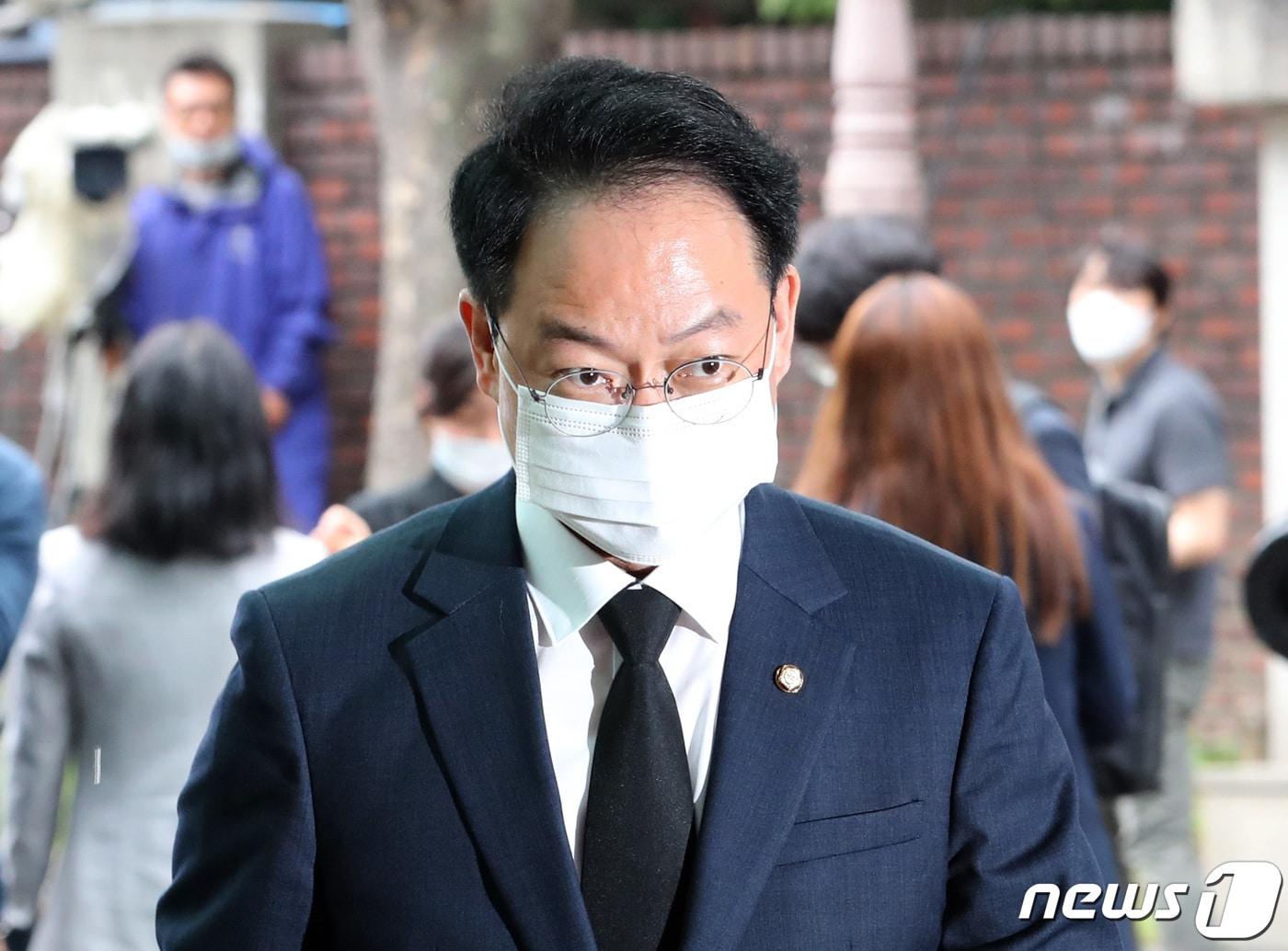 본문 이미지 - 허영 더불어민주당 의원이 10일 오전 서울 종로구 서울대병원 장례식장에 마련된 고 박원순 서울시장 빈소로 들어서고 있다. 2020.7.10/뉴스1 ⓒ News1 이재명 기자