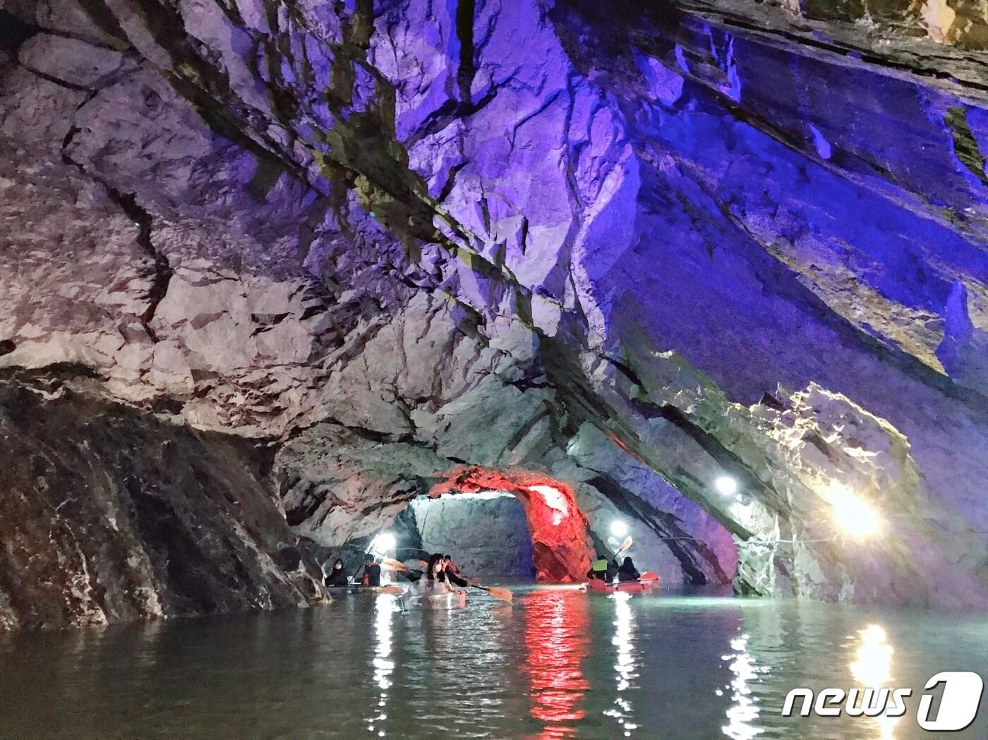본문 이미지 - 29일 충북 충주시의회 정용학 시의원이 충주 활옥동굴 운영과 관리를 위한 조례 제정을 추진한다고 밝혔다. 사진은 활옥동굴 동굴보트 체험(뉴스1 DB)2021.4.29/ⓒ 뉴스1