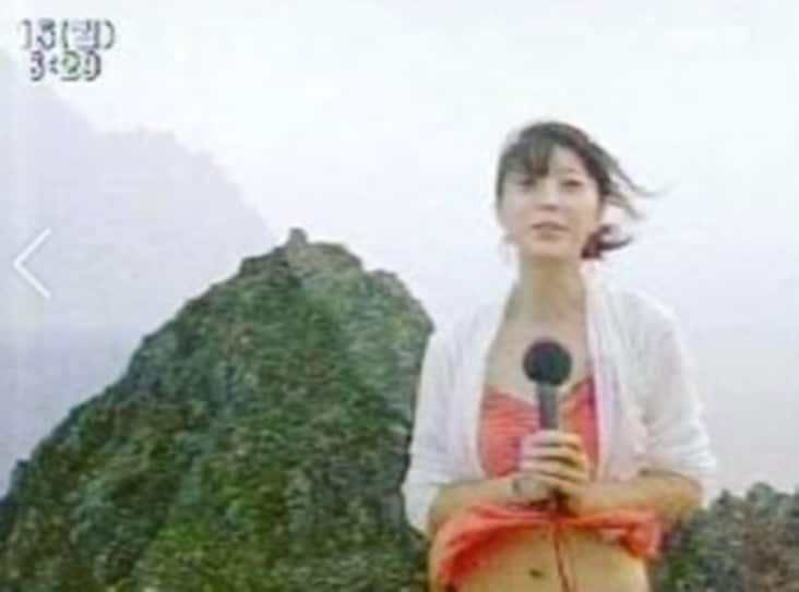 본문 이미지 - 안혜경이 과거 뉴스에서 날씨를 진행하며 의도치 않게 배꼽을 노출한 과거 사진을 자신의 SNS에 게재했다. 안혜경 인스타그램 갈무리 ⓒ 뉴스1