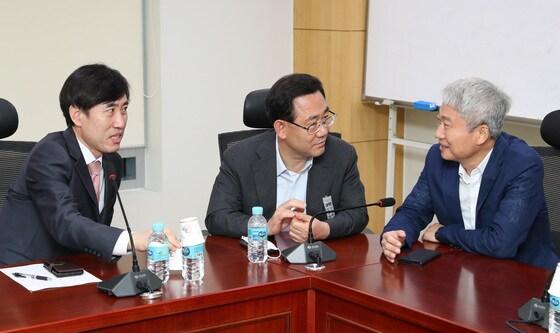 본문 이미지 - 지난 7월 10일 당시 주호영 미래통합당 원내대표(가운데)가 서울 여의도 국회 의원회관에서 열린 박지원 국정원장 청문자문단 및 정보위원 1차 합동회의에 참석해 하태경 의원(왼쪽), 자문단장인 김근식 교수와 대화하고 있다. ⓒ News1 