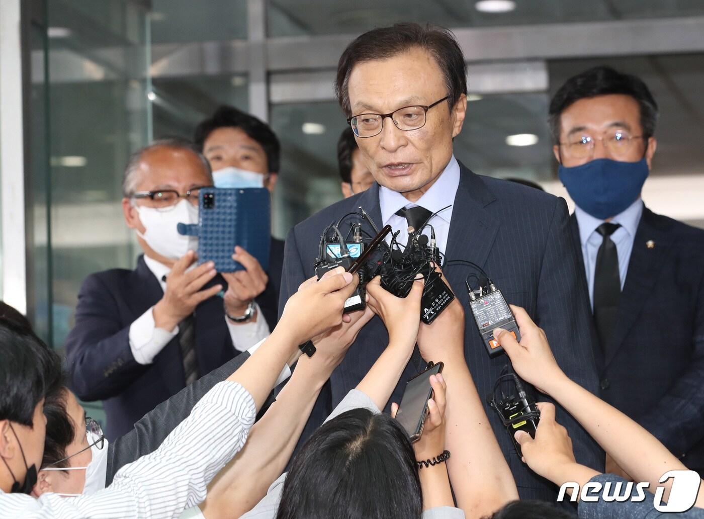 본문 이미지 - 이해찬 더불어민주당 대표가 10일 오전 서울 종로구 서울대병원 장례식장에 마련된 故 박원순 서울시장 빈소에서 조문을 마친 후 취재진 질문에 답변하고 있다. 2020.7.10/뉴스1 ⓒ News1 이재명 기자