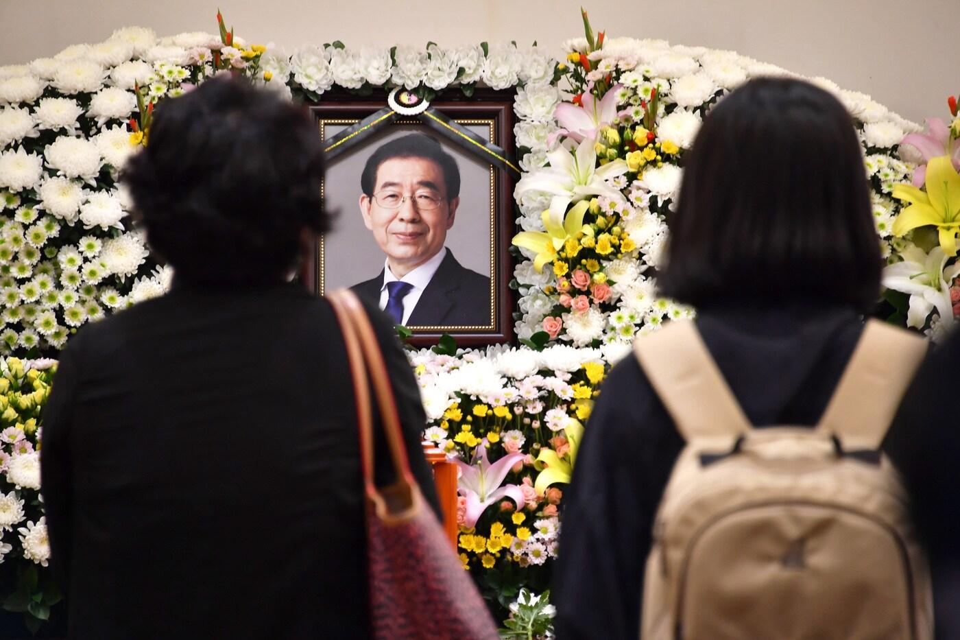 10일 서울 종로구 서울대병원 장례식장에 마련된 고(故) 박원순 서울시장 빈소를 찾은 시민들이 조문하고 있다.(서울시 제공)/뉴스1