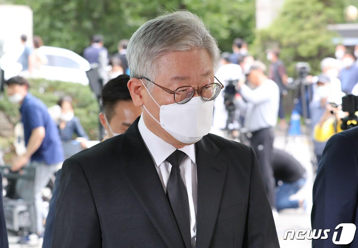 이재명 경기도지사가 10일 오후 서울 종로구 서울대병원 장례식장에 마련된 故 박원순 서울시장 빈소로 들어서고 있다. 2020.7.10/뉴스1 ⓒ News1 임세영 기자