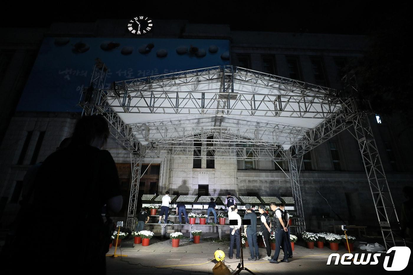 본문 이미지 - 10일 서울 중구 태평로 서울시청 청사 앞에 고 박원순 서울시장의 시민분향소가 설치되고 있다. 일반 시민은 서울시가 설치한 시민분향소에서 오는 11일 오전 11시부터 조문할 수 있다. 2020.7.10/뉴스1 ⓒ News1 이광호 기자