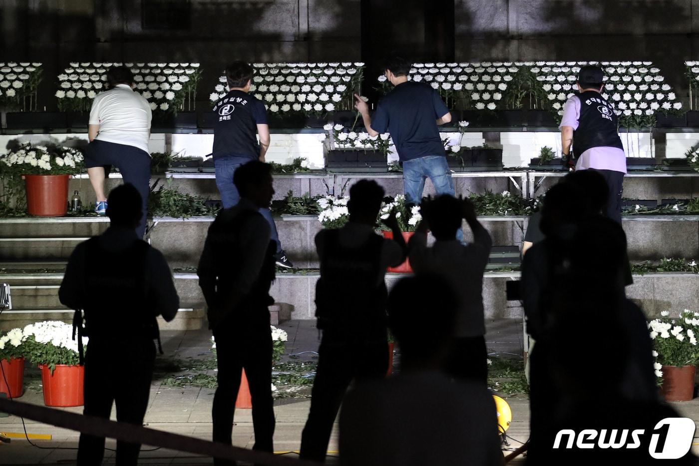 본문 이미지 - 지난 10일 서울 중구 태평로 서울시청 청사 앞에 고(故) 박원순 서울시장 시민분향소가 설치되고 있다./뉴스1 ⓒ News1