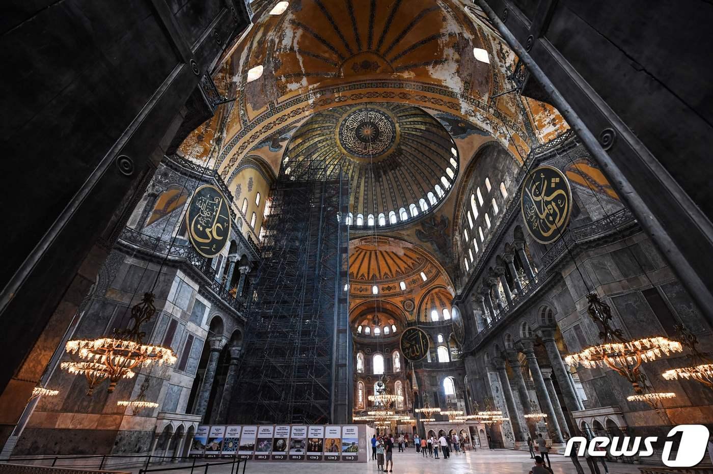 본문 이미지 - 터키 이스탄불 소재 세계문화유산 성소피아 성당 내부 ⓒ AFP=뉴스1
