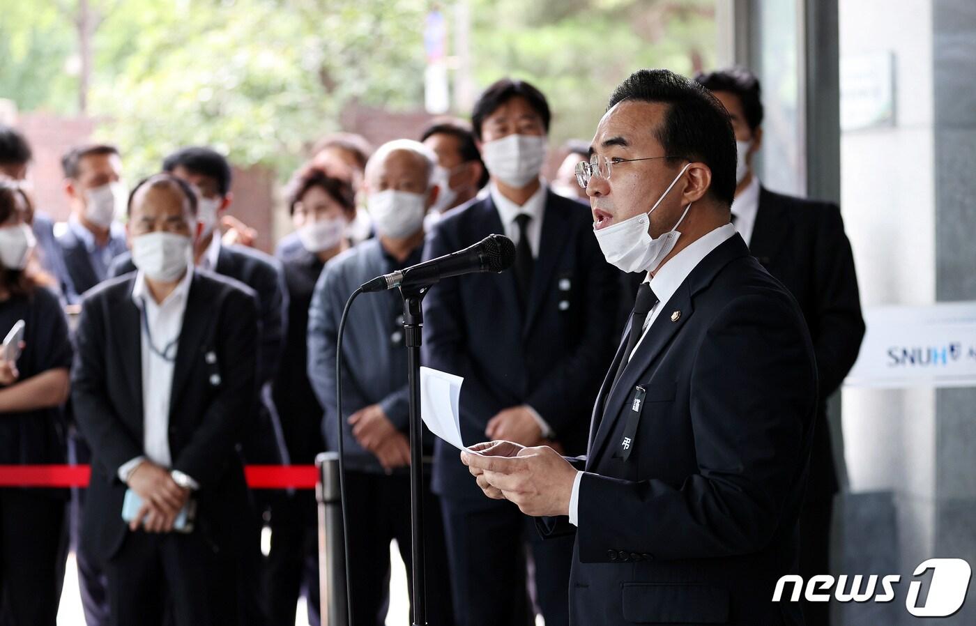 박홍근 더불어민주당 의원이 11일 오후 서울 종로구 서울대병원 장례식장에서 고(故) 박원순 서울시장의 장례위원회 구성과 절차에 대해 발표하고 있다. 이날 박 시장의 측근으로 고 박원순 서울시장 장례위원회 공동집행위원장을 맡고 있는 박 의원은 고 박 시장의 5일장과 관련해 “유족도 사흘간 장례 검토했으나 고인 시신이 밤늦게 발견돼 하루가 이미 지나갔다”며 “해외 체류중인 친가족 귀국에 시일이 소요돼 입관시기를 감안해 장례일정을 늘릴 수 밖에 없었다”고 말했다. 2020.7.11/뉴스1 ⓒ News1 박지혜 기자