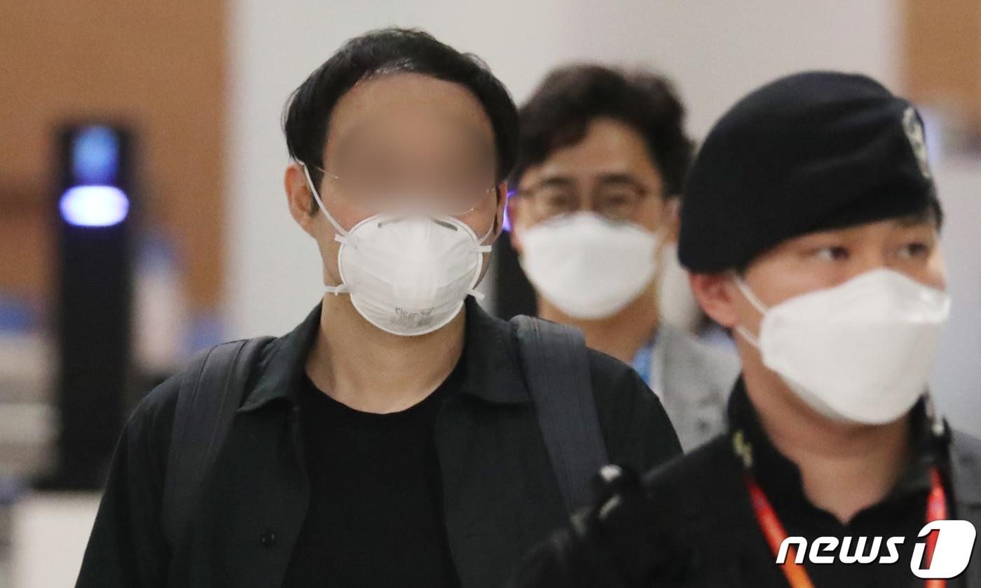 본문 이미지 - 고(故) 박원순 서울시장의 장례 이튿날인 지난 7월 11일 오후 박 시장의 아들 박주신 씨가 신종 코로나바이러스 감염증(코로나19) 검사를 마치고 인천공항을 나오고 있다. 2020.7.11/뉴스1 ⓒ News1 김명섭 기자