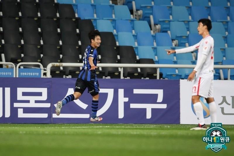 본문 이미지 - 지언학이 11일 인천축구전용경기장에서 열린 상주 상무와의 '하나원큐 K리그1 2020' 11라운드에서 동점골을 넣은 뒤 세리머니를 하고 있다. 지언학의 뒤로 에몬스가구의 A보드광고가 눈에 띈다.  (한국프로축구연맹 제공) ⓒ 뉴스1