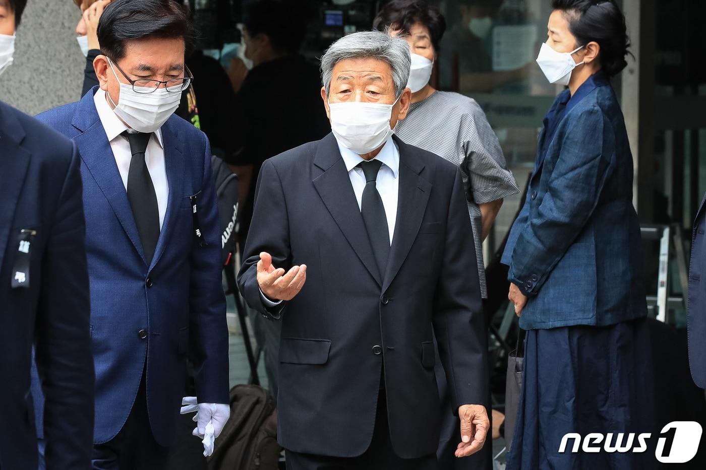 유인태 전 국회 사무총장이 12일 서울 종로구 서울대병원 장례식장에 마련된 故 박원순 서울시장 빈소에서 조문을 마친 뒤 장례식장을 나서고 있다. 2020.7.12/뉴스1 ⓒ News1 유승관 기자