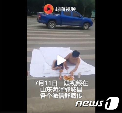 본문 이미지 - 횡단보도에서 알몸으로 웨딩사진을 찍고 있는 중국 산둥성의 한 커플. 출처-웨이보 갈무리ⓒ 뉴스1