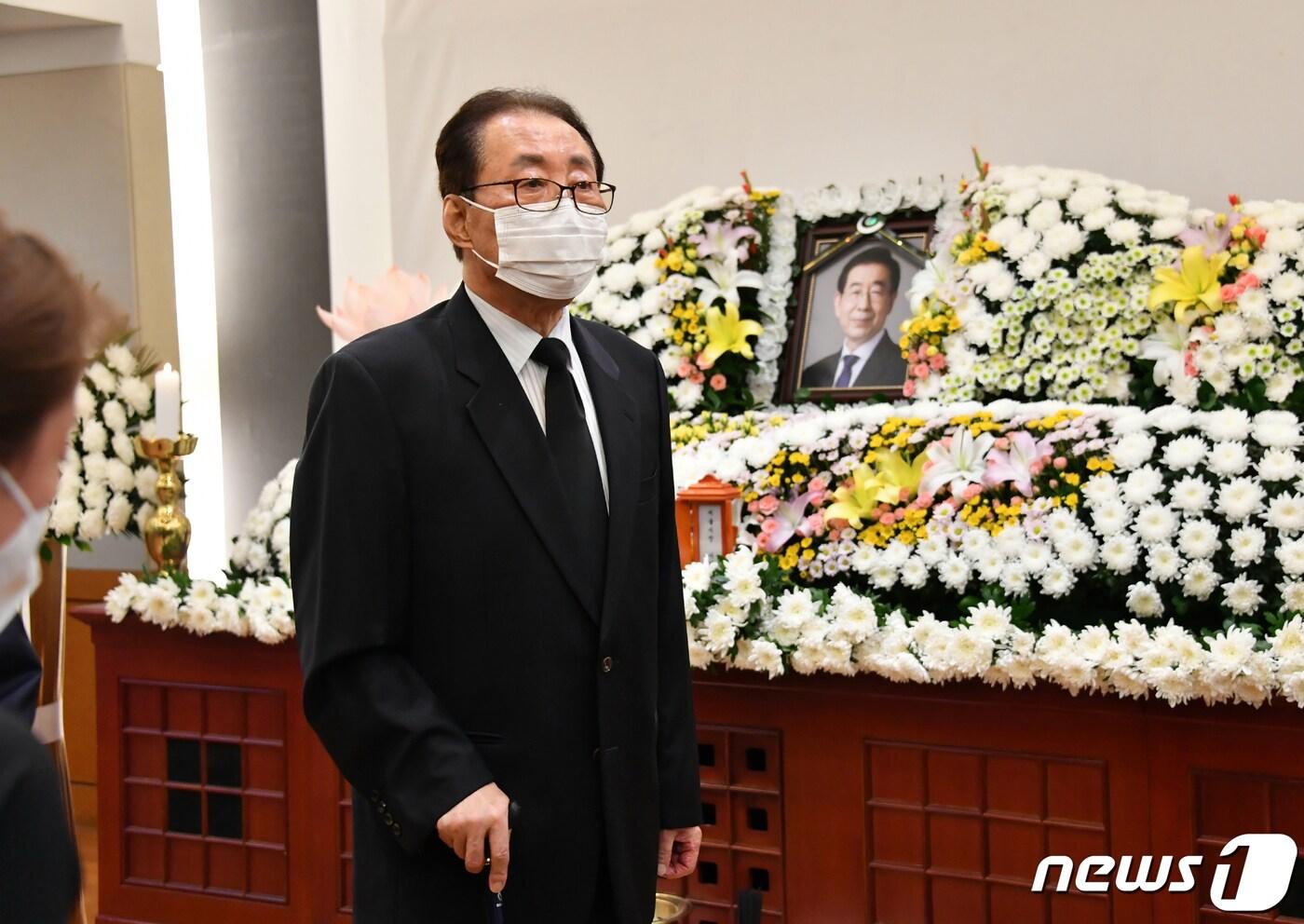본문 이미지 - 고건 전 국무총리가 12일 서울 종로구 서울대병원 장례식장에 마련된 고 박원순 서울시장 빈소를 찾아 조문하고 있다. (서울시 제공) 2020.7.12/뉴스1
