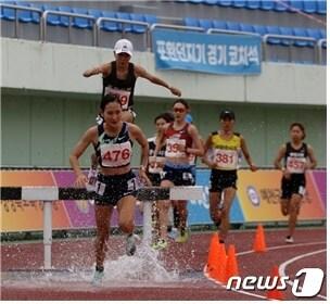 본문 이미지 - 여자 3000m 장애물 대회에서 신기록을 작성하며 우승한 조하림. 대한육상연맹 제공. ⓒ 뉴스1