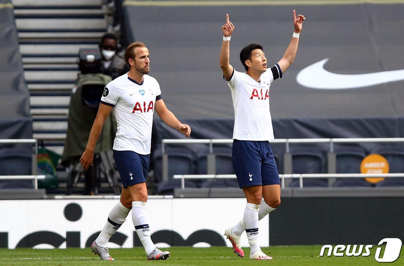 토트넘의 손흥민(오른쪽)이 13일(한국시간) 영국 런던의 토트넘 훗스퍼 스타디움에서 열린 아스널과의 2019-20 잉글랜드 프리미어리그 35라운드에서 득점 후 세리머니를 하고 있다. ⓒ AFP=뉴스1