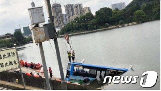 본문 이미지 - 중국 구이저우(貴州)성 안순(安順)시에서 21명의 사망자가 발생한 버스 추락 당시 모습. 출처-환구망 갈무리ⓒ 뉴스1