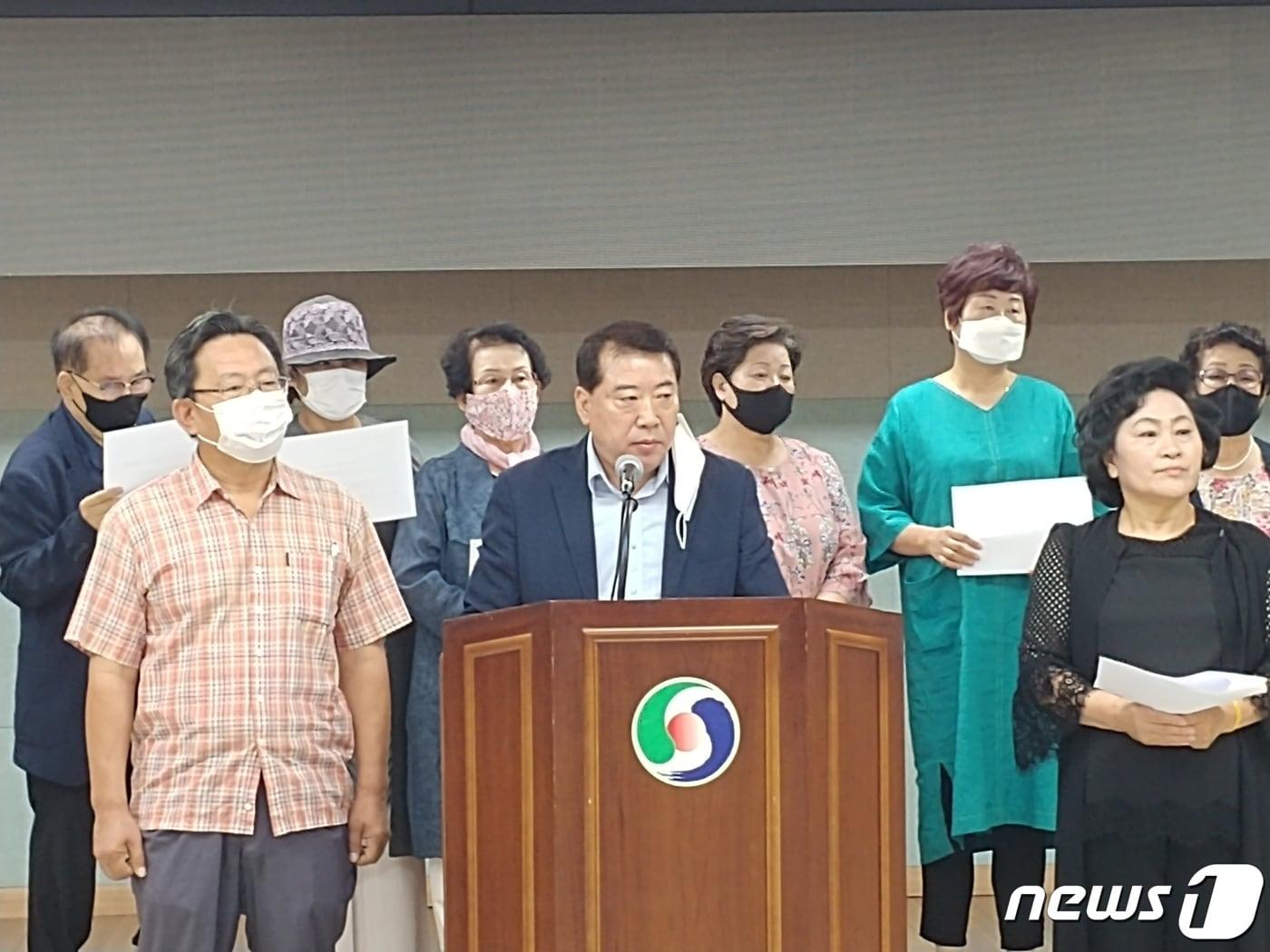 본문 이미지 - 13일 충북 충주시민단체연대회의 회원들이 충주시청에서 기자회견을 열고 민주당 소속 의원에게 후반기 원 구성 재논의를 촉구하고 있다.2020.7.13/ⓒ 뉴스1