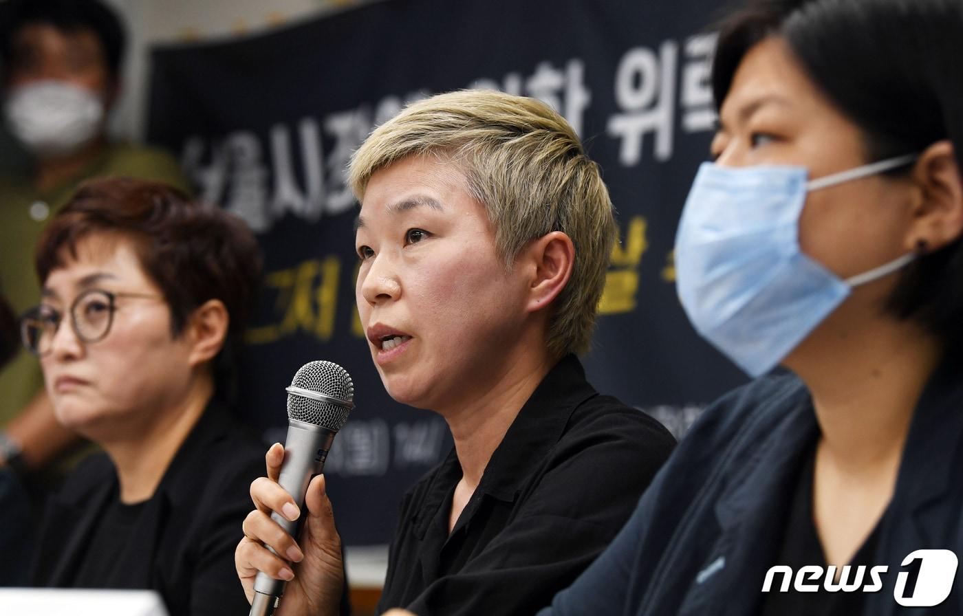 김재련 법무법인 온-세상 대표 변호사가 13일 서울 은평구 한국여성의전화 교육관에서 '서울시장에 의한 위력 성추행 사건 기자회견'에서 사건의 경위를 설명하고 있다. 2020.7.13/뉴스1 ⓒ News1 유승관 기자