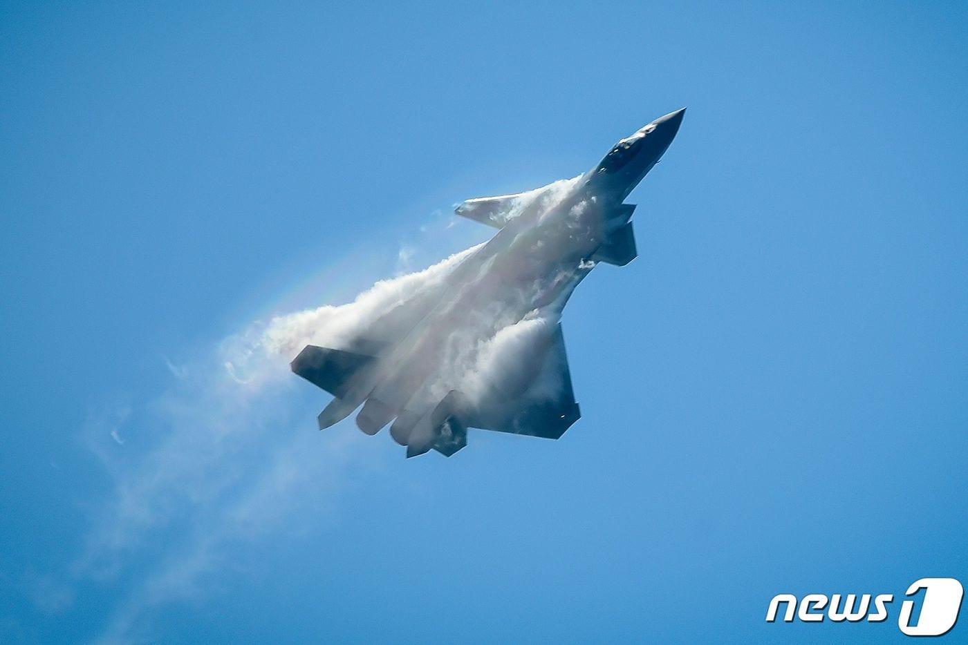 본문 이미지 - 중국의 젠-20 스텔스 전투기 <자료사진> ⓒ AFP=뉴스1