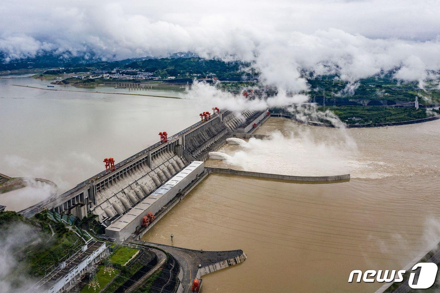 중국 후베이성 이창에 있는 양쯔강의 거대 수력발전 프로젝트인 삼협댐에서 홍수로 물을 대량으로 방류하고 있다. ⓒ AFP=뉴스1 ⓒ News1 윤다혜 기자