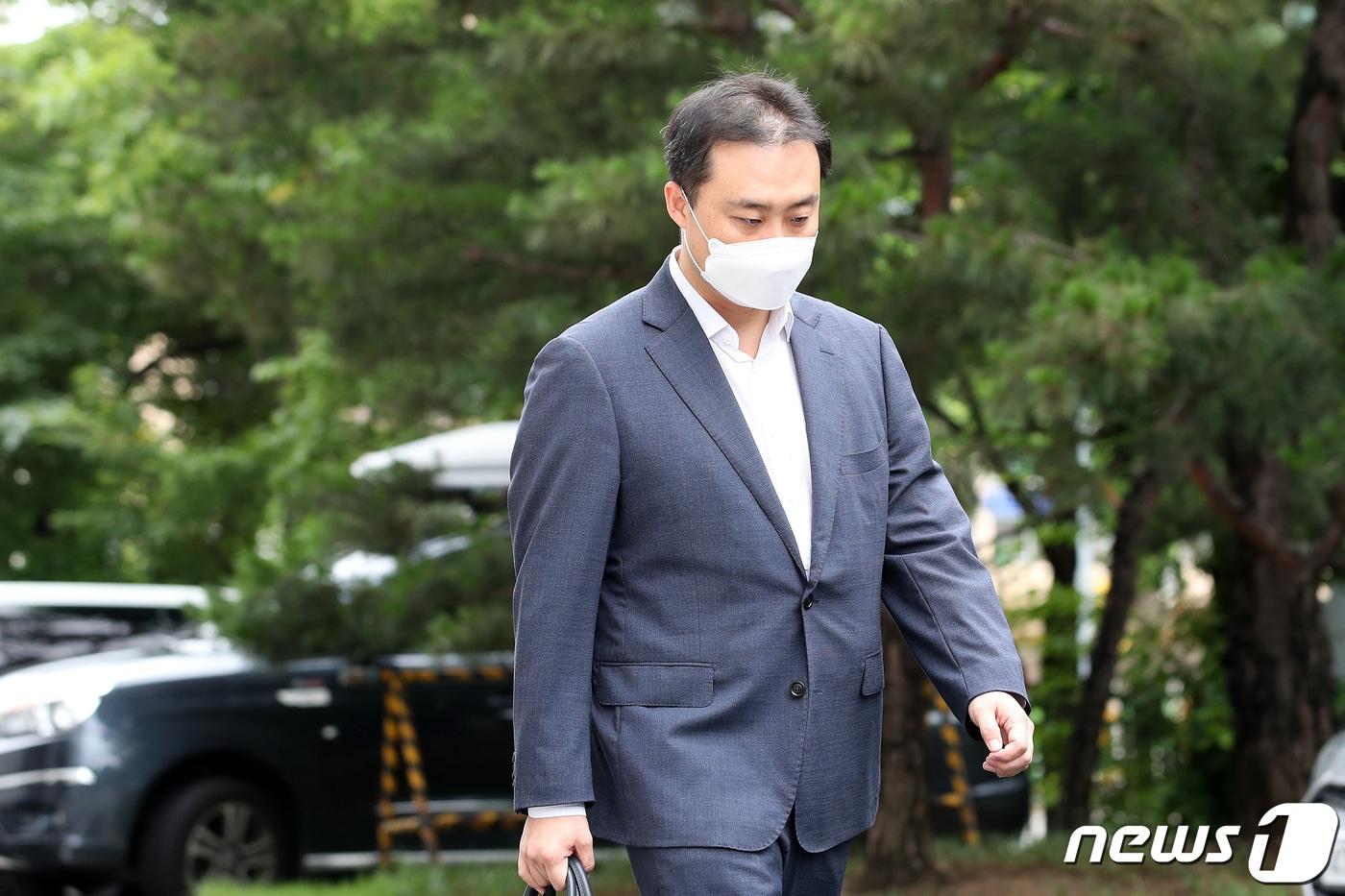 본문 이미지 - 투자자들을 속여 펀드를 판매한 혐의를 받는 원종준 라임자산운용 대표가 14일 오전 서울 양천구 서울남부지방법원에서 열린 구속 전 피의자 심문(영장실질심사)에 출석하고 있다.  2020.7.14/뉴스1 ⓒ News1 이승배 기자